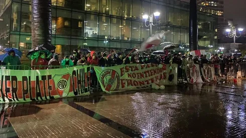 Los hinchas de River en Chile recibieron al Millonario a pesar del mal tiempo