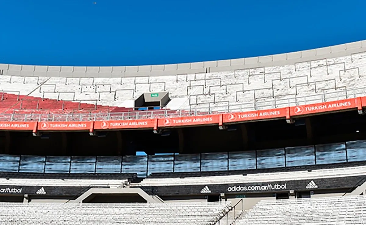 Así luce la tribuna Centenario Media al día de hoy, con un tapiado que se agregó en los últimos días.