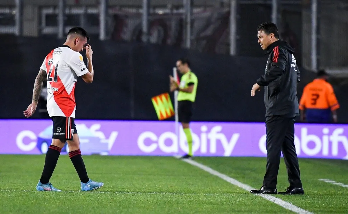 Esequiel Barco salió lesionado en el primer tiempo del partido con Argentinos Juniors en el Monumental.