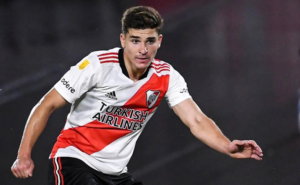 Julián Álvarez volvería a la titularidad en River luego de perderse el partido contra Banfield por haber sentido una molestia muscular en el precalentamiento.