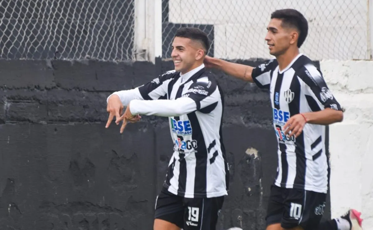 Festejo de gol, sonrisa y abrazos de todos los compañeros. Regreso perfecto para López Muñoz.