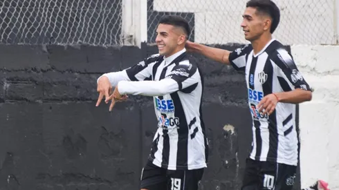 Festejo de gol, sonrisa y abrazos de todos los compañeros. Regreso perfecto para López Muñoz.