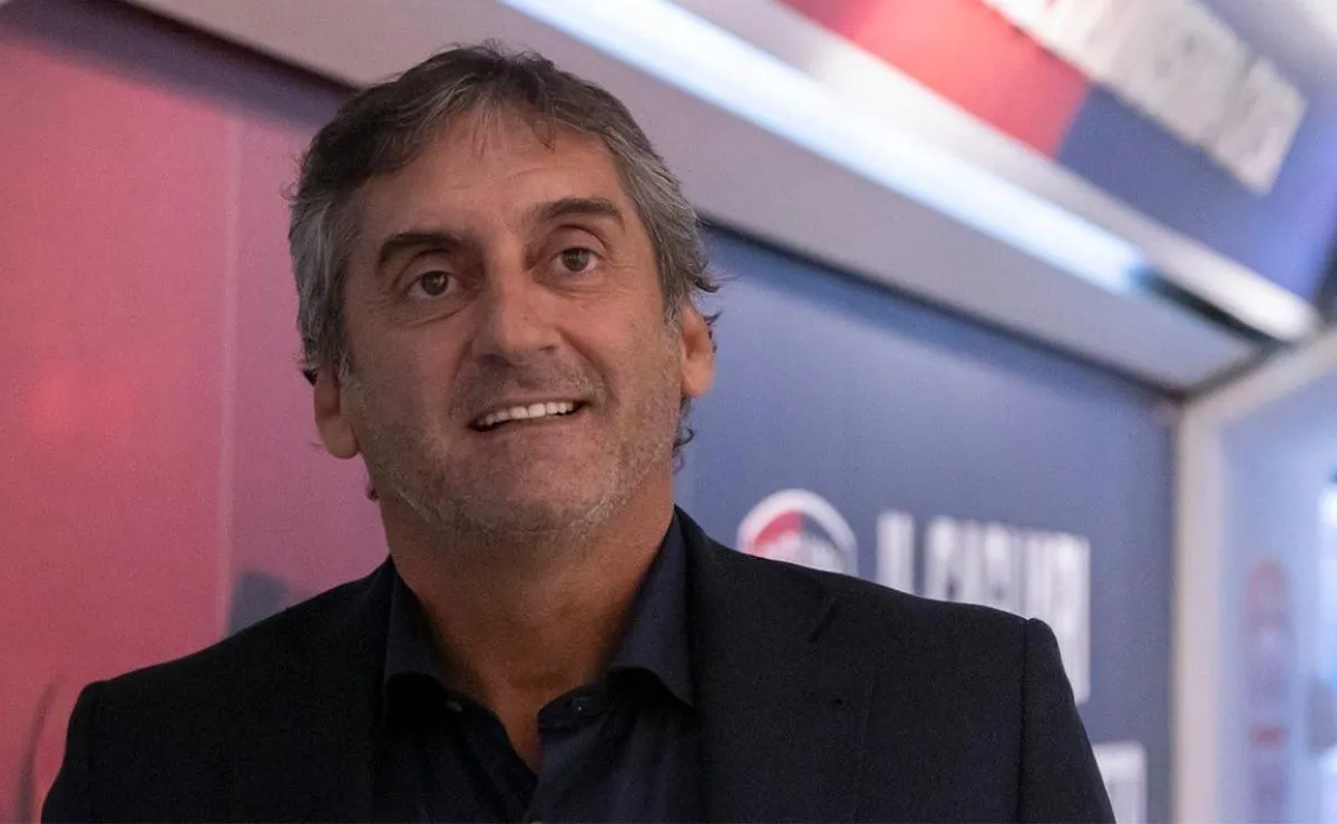 Enzo Francescoli, gloria de River, visitó Cagliari y en el club lo recibieron con gran afecto.