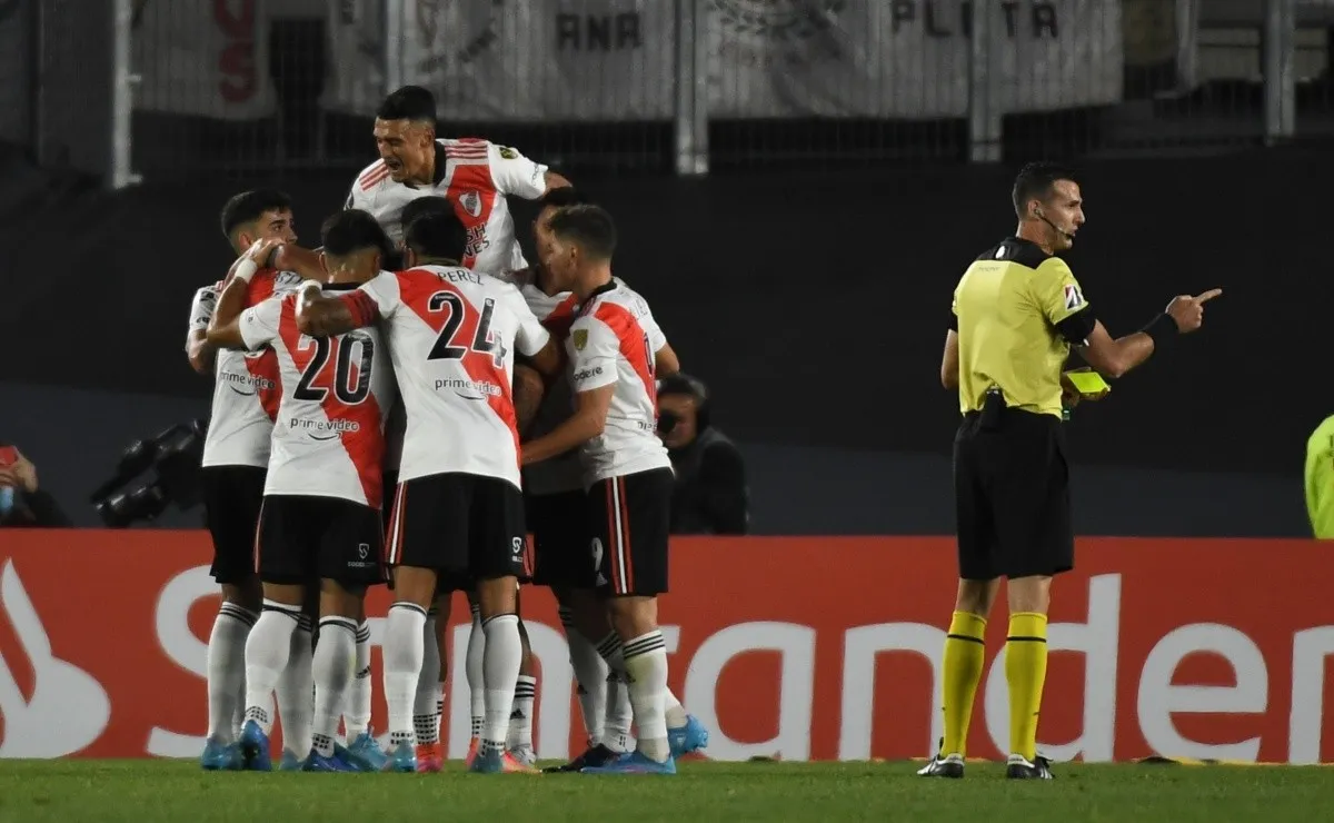 Abrazo de gol en el Monumental: River le ganó 2-0 a Fortaleza
