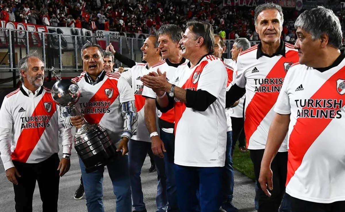 El Negro Enrique junto a otros campeones de América con River en 1986.