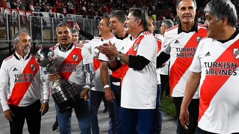 El Negro Enrique junto a otros campeones de América con River en 1986.