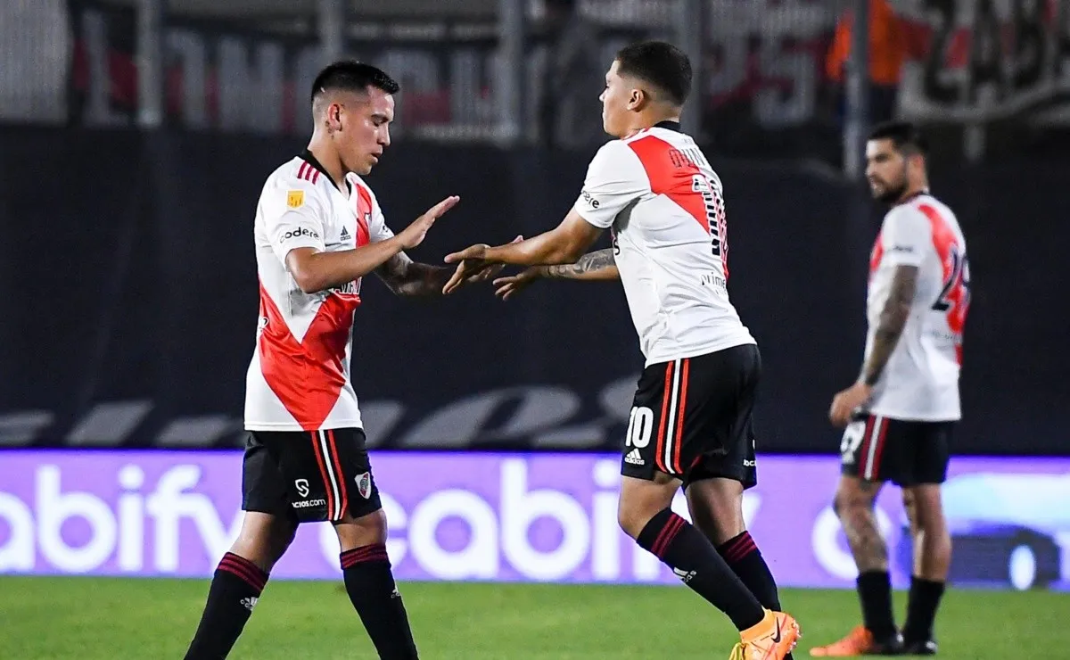 El volante fue reemplazado en el primer tiempo del partido con Argentinso Juniors.