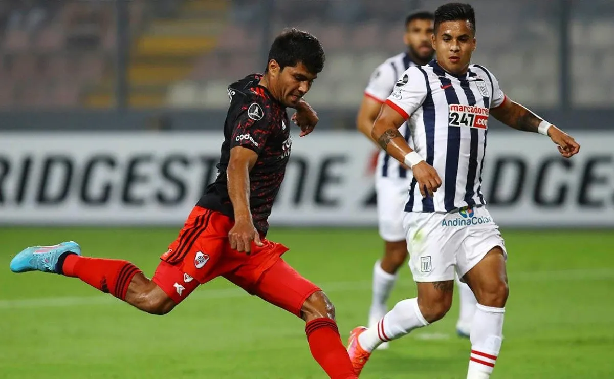 Robert Rojas se fracturó la tibia y el peroné producto de una patada desleal de Aldair Rodríguez y estará unos 5 meses fuera de las canchas.