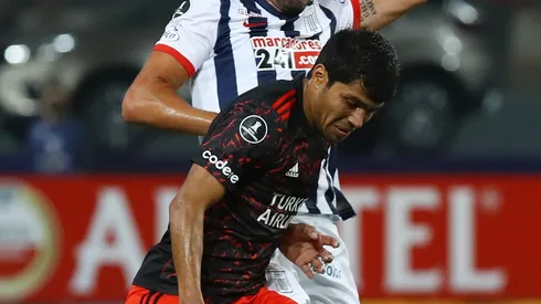 LIMA, PERU – APRIL 06: Robert Rojas of River Plate fights for the ball with Hernan Barcos of Alianza Lima during a match between Alianza Lima and River Plate as part of Copa CONMEBOL Libertadores 2022at Estadio Nacional de Lima on April 6, 2022 in Lima, Peru. (Photo by Leonardo Fernandez/Getty Images)-Not Released (NR)