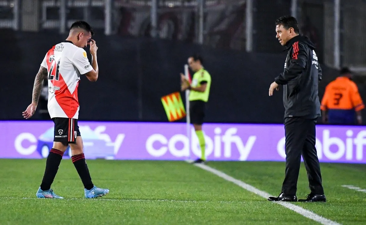 Barco se retira del campo con gestos de dolor