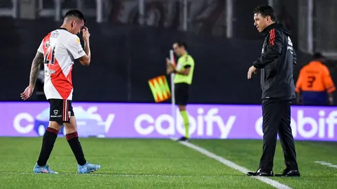 Barco se retira del campo con gestos de dolor