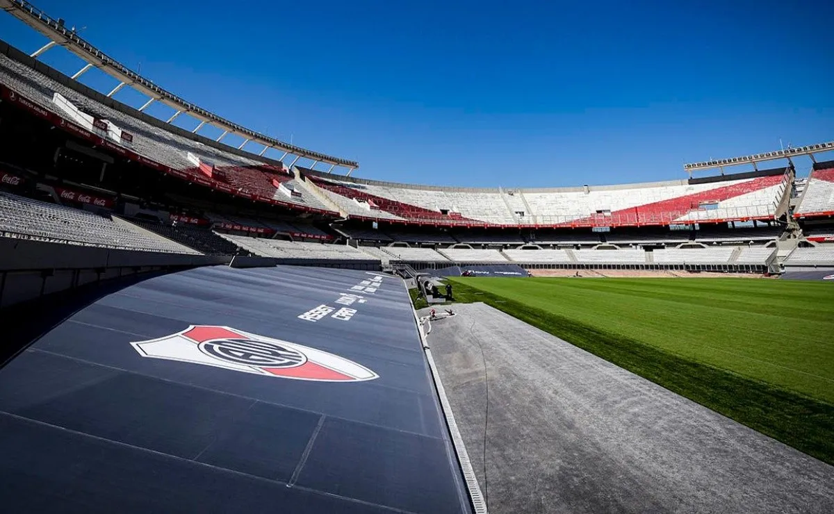 Donde está la lona gris habrá plateas.
