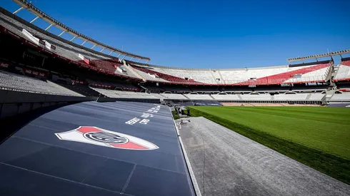 Donde está la lona gris habrá plateas.