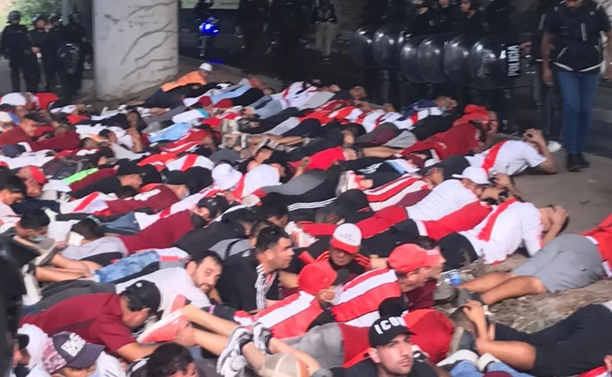Varios integrantes de la barra de River fueron detenidos cerca del Estadio.