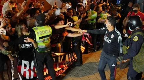 La llegada del Millonario a Lima y la ovación para el Muñeco