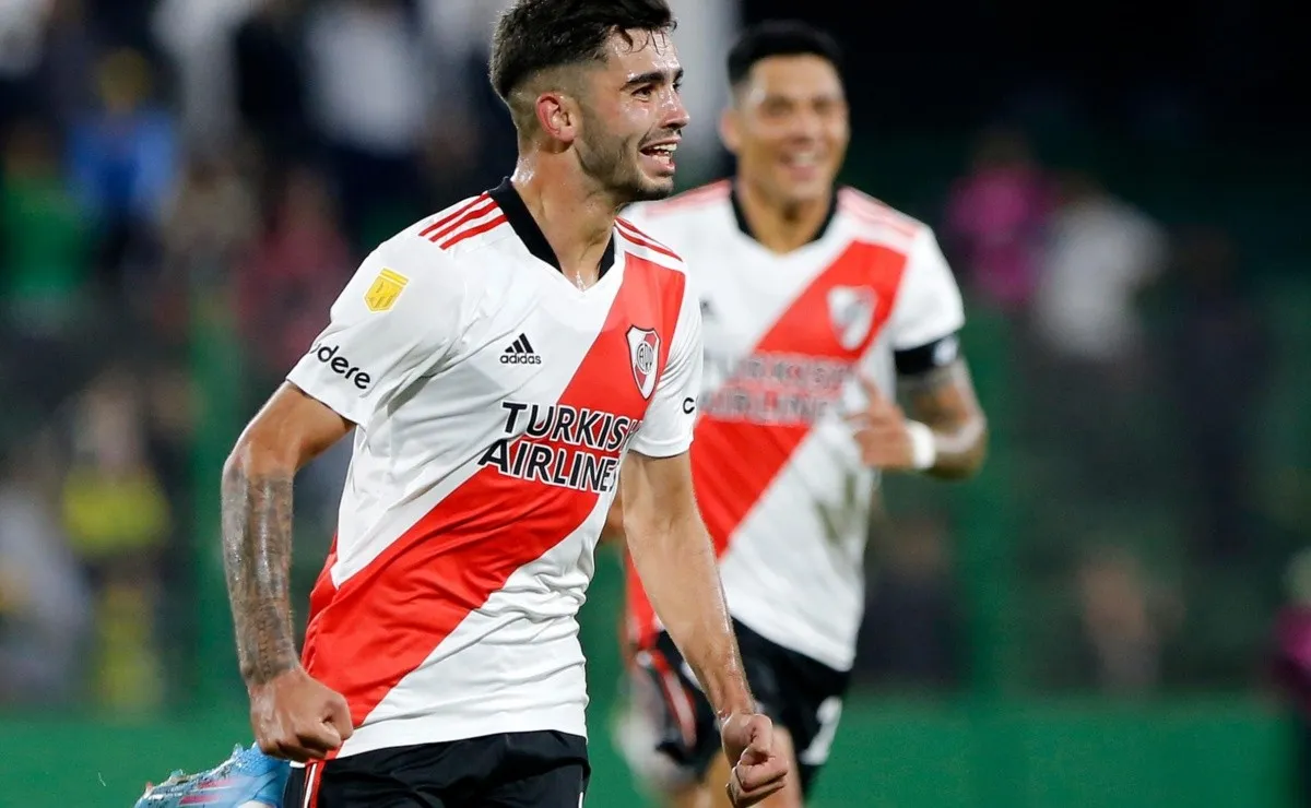 Santiago Simón, pieza fija del equipo de Gallardo, viene de convertir su primer gol como profesional.