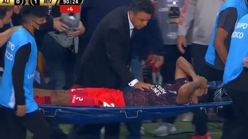 El Muñeco consoló al paraguayo cuando lo llevaban en camilla hacia el vestuario.