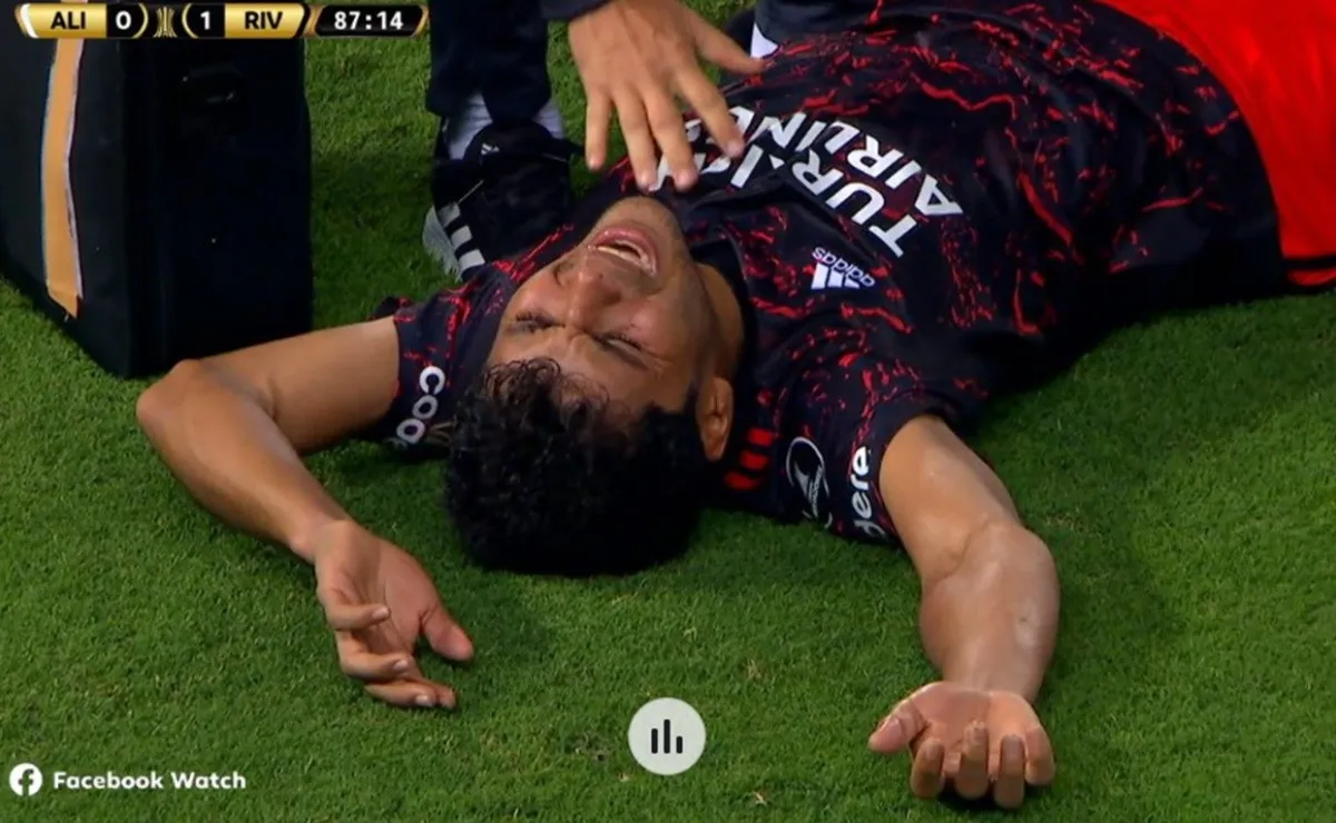 El gesto de dolor de Robert Rojas, que debió ser retirado del campo de juego en camilla