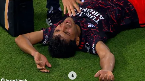 El gesto de dolor de Robert Rojas, que debió ser retirado del campo de juego en camilla
