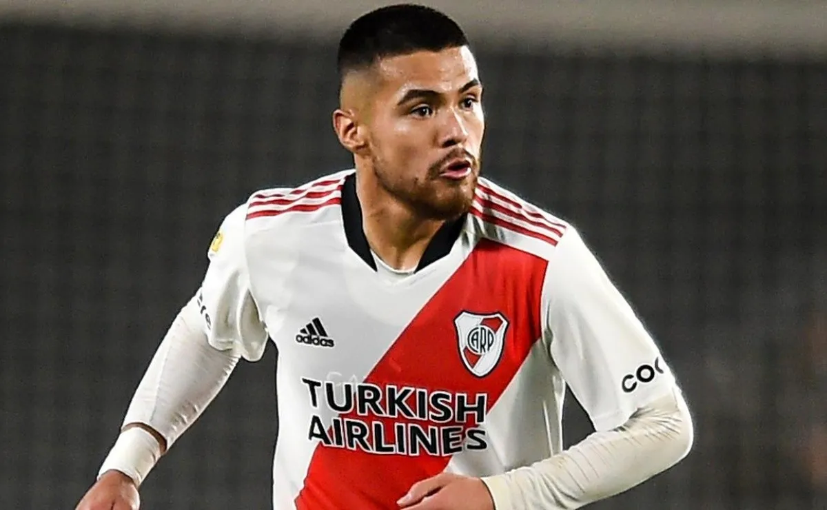 Paulo Díaz presentó un malestar que casi lo saca del partido