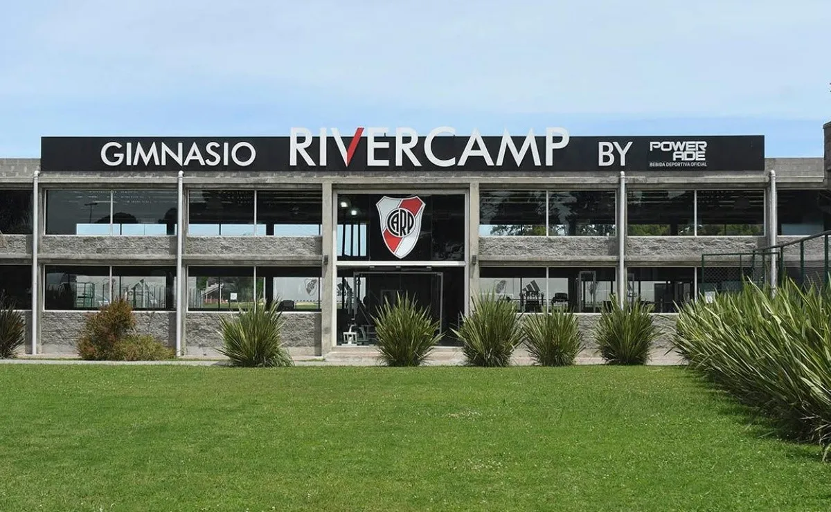 Un grupo de árbitros visitó al plantel de River en el predio de Ezeiza para informarlos respecto al uso del VAR, que ya comenzó a utilizarse en el fútbol argentino.