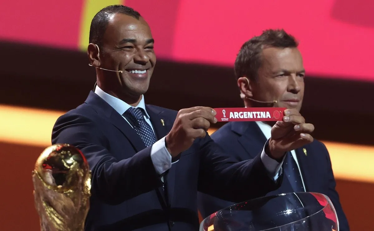 Cafú fue el encargado de sacar la bolilla de Argentina.