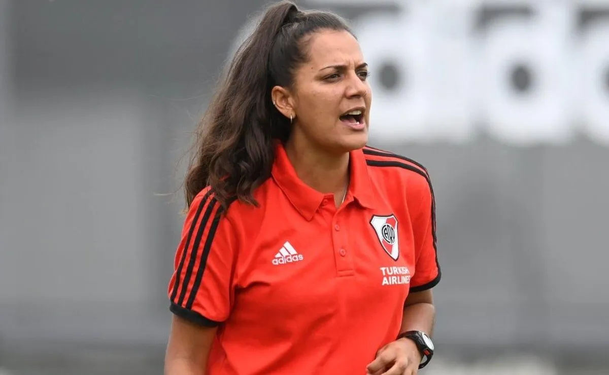 Daniela Díaz, la primera entrenadora de la historia en dirigir en el Monumental
