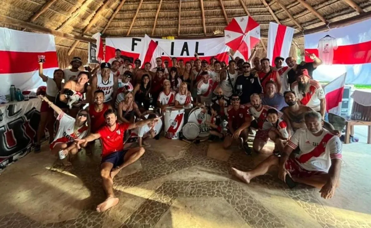 Las playas de Tulum (México) se vistieron de banco y rojo para vivir el superclásico