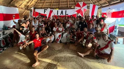 Las playas de Tulum (México) se vistieron de banco y rojo para vivir el superclásico