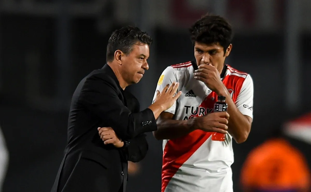 En el primer tiempo, Gallardo tuvo siempre cerca a Rojas y aprovechó para darle indicaciones en varios momentos.