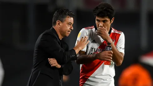 En el primer tiempo, Gallardo tuvo siempre cerca a Rojas y aprovechó para darle indicaciones en varios momentos.