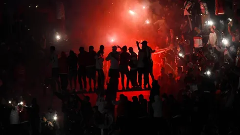 Fue identificado el agresor que tiró por lo menos una de las bengalas marinas