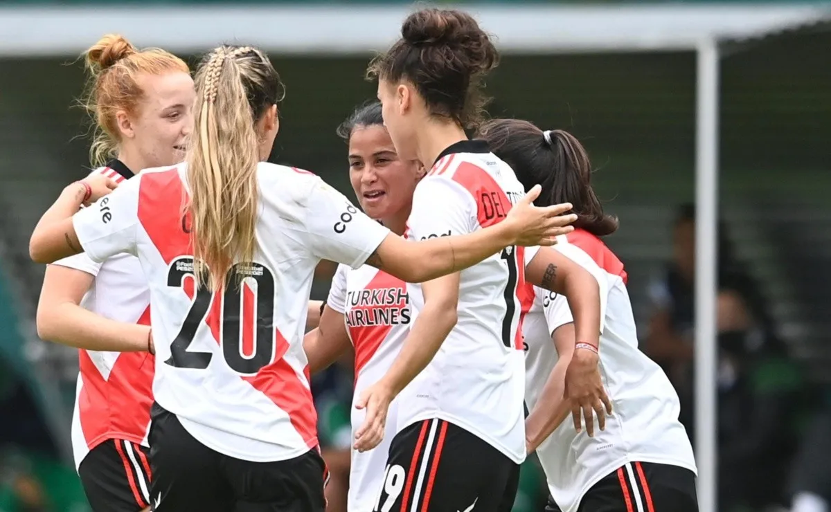 El abrazo para la goleadora Carolina Birizamberri, quien le dio el triunfo a las Millonarias.