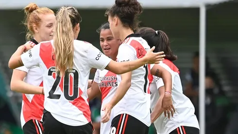 El abrazo para la goleadora Carolina Birizamberri, quien le dio el triunfo a las Millonarias.