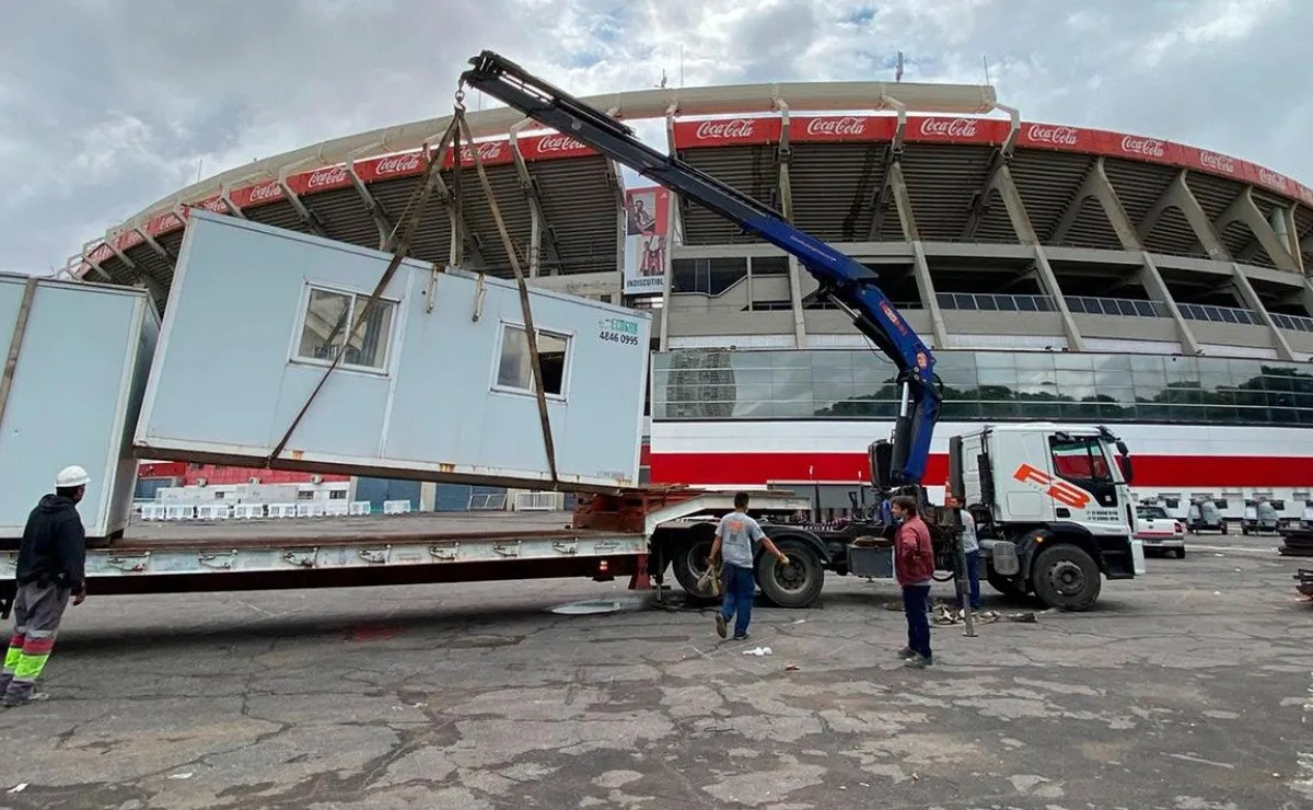 El estadio de River comenzó su camino para ser el más grande de Sudamérica, este martes se instaló un obrador para el comienzo de las obras en el Monumental.