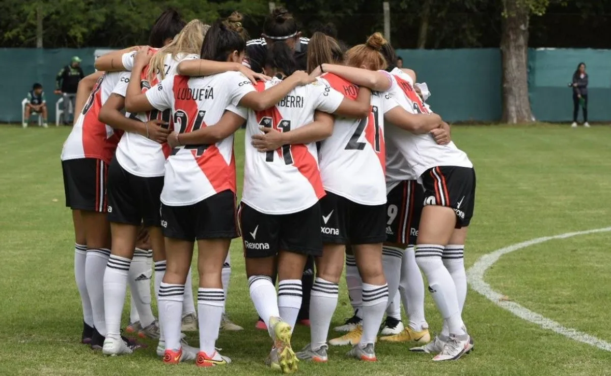 Las chicas se preparan para un partido histórico