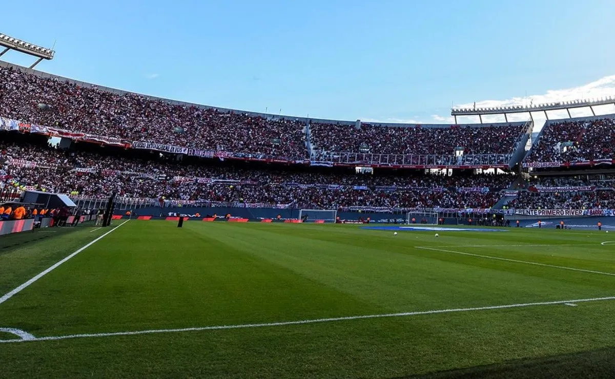 River sancionará duramente a aquellos socios que hayan arrojado proyectiles en la salida de los jugadores de Boca del campo de juego.