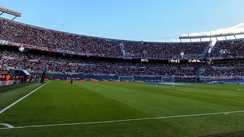 River sancionará duramente a aquellos socios que hayan arrojado proyectiles en la salida de los jugadores de Boca del campo de juego.