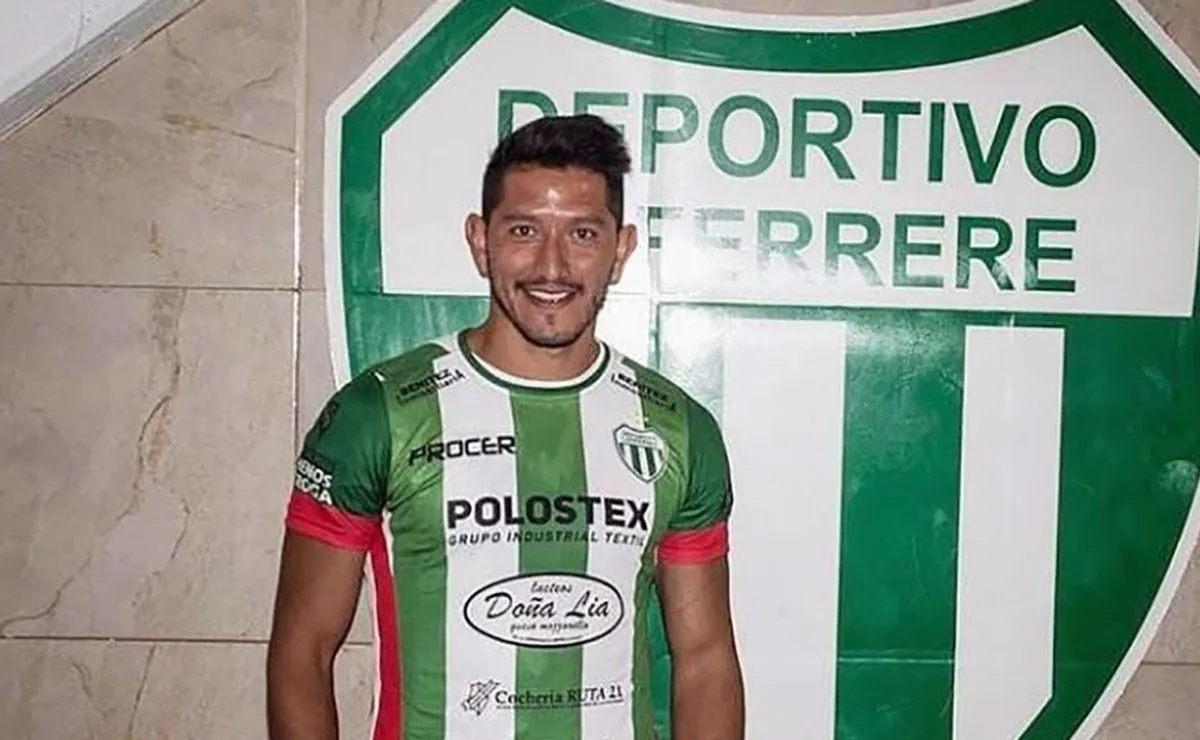 El ex Millonario ya posó con sus nuevos colores.