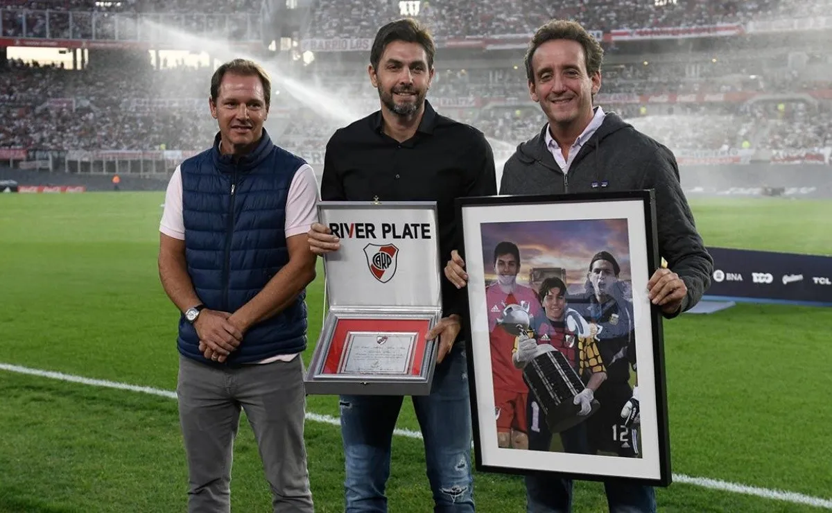 Jorge Brito e Ignacio Villarroel le entregaron una plaqueta y un cuadro a Germán Lux en la previa al duelo entre River y Gimnasia.