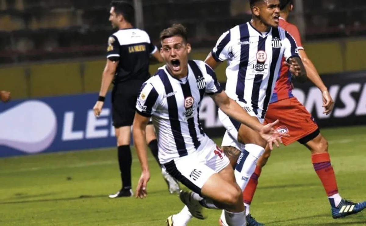 El festejo del ex River al marcar su primer gol con Talleres.