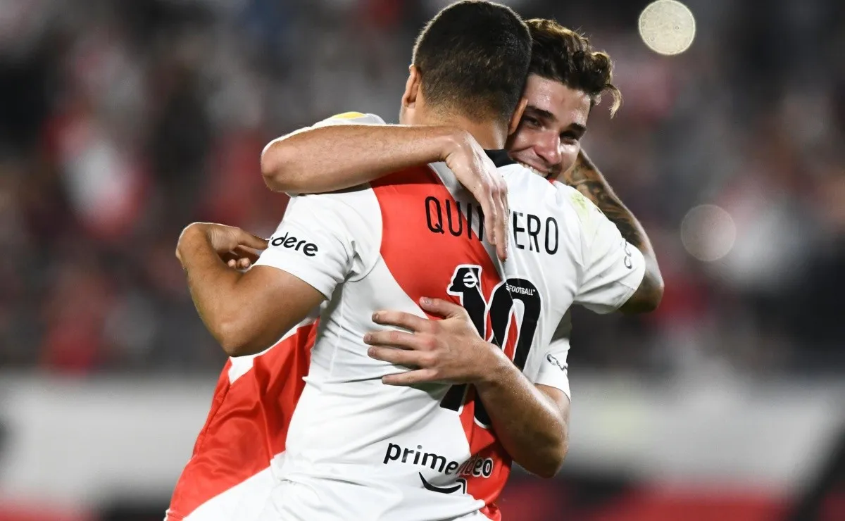 Juanfer festejó con Julián, que también convirtió un gol de penal.