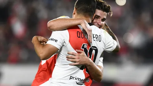 Juanfer festejó con Julián, que también convirtió un gol de penal.