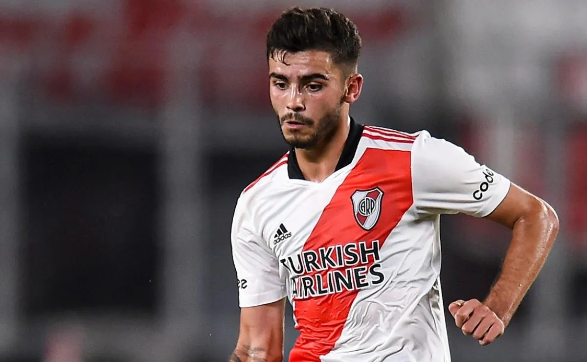 Santiago Simón acumula 31 partidos con la camiseta de River y todavía no pudo anotar goles, ante Gimnasia estuvo cerca pero Rey le ganó el duelo individual.