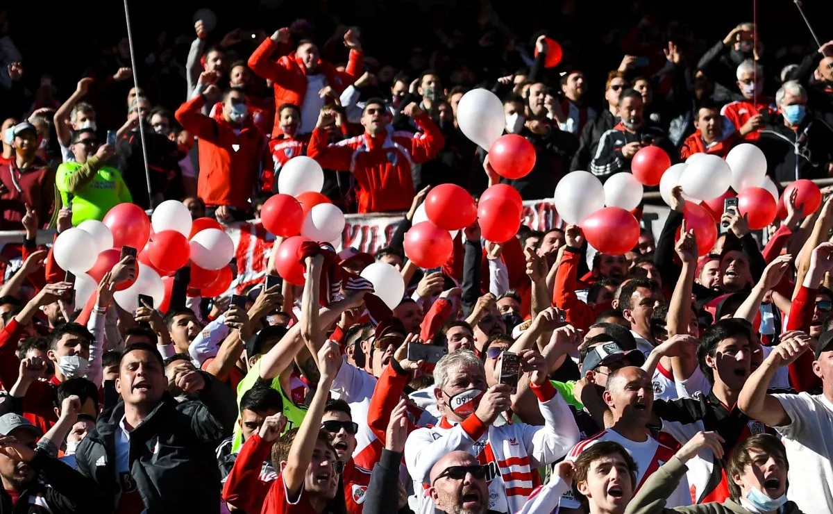 Los hinchas palpitaron el superclásico con una fiesta Monumental
