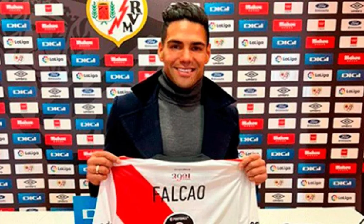 Radamel Falcao posa con la camiseta de River.