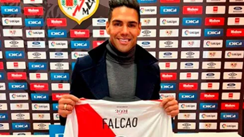 Radamel Falcao posa con la camiseta de River.