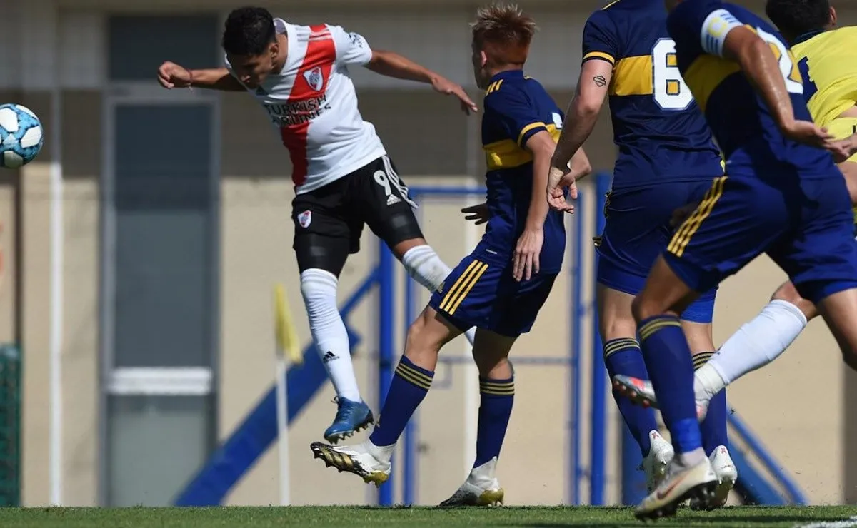 El gol del colombiano en el superclásico de Reserva