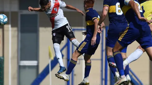 El gol del colombiano en el superclásico de Reserva