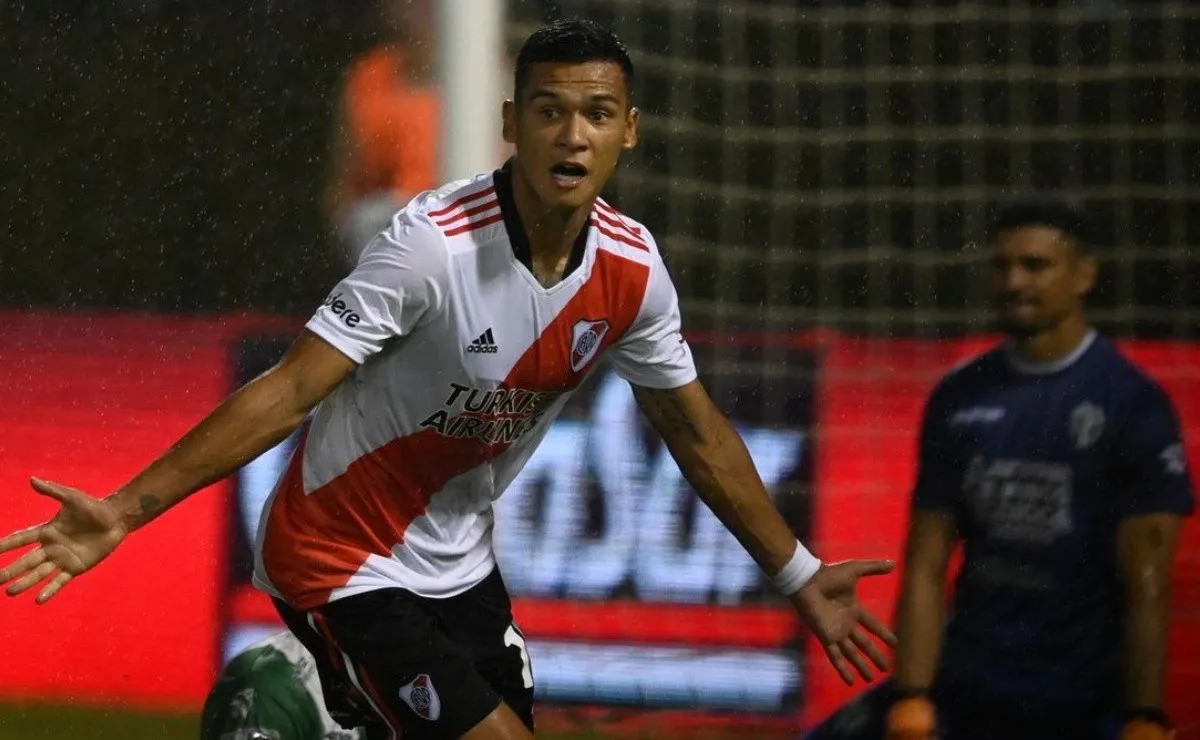 El Yacaré Herrera festeja su primer gol con la camiseta millonaria